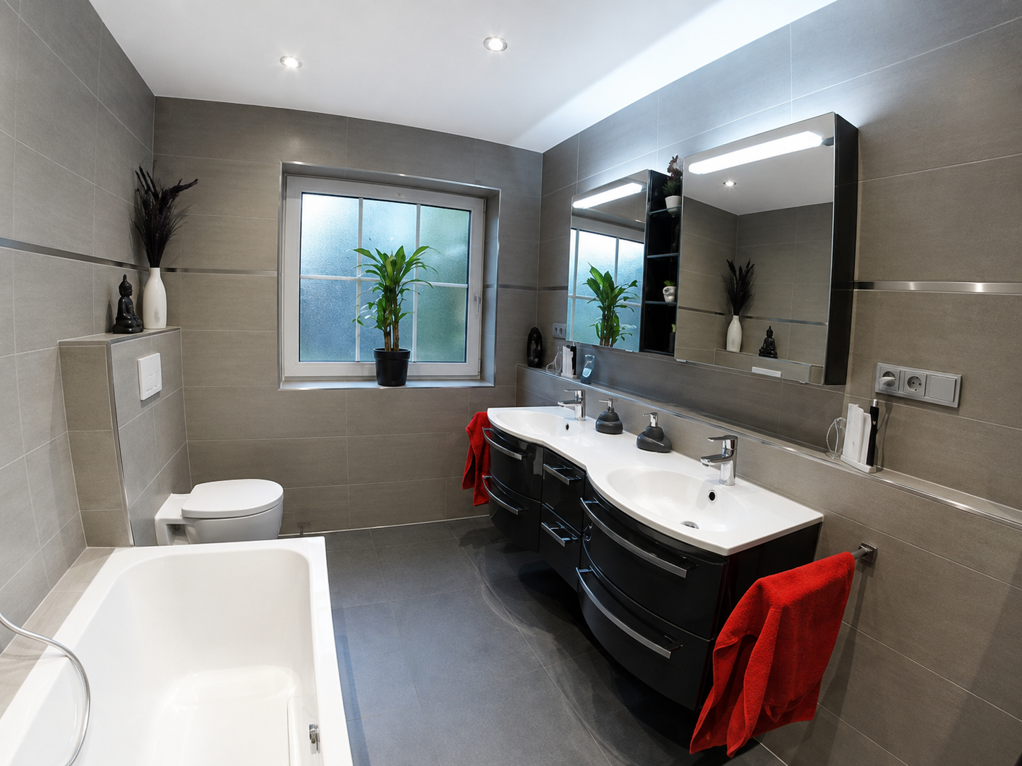 Modern saniertes Badezimmer in Grautönen mit Doppelwaschtisch und Badewanne