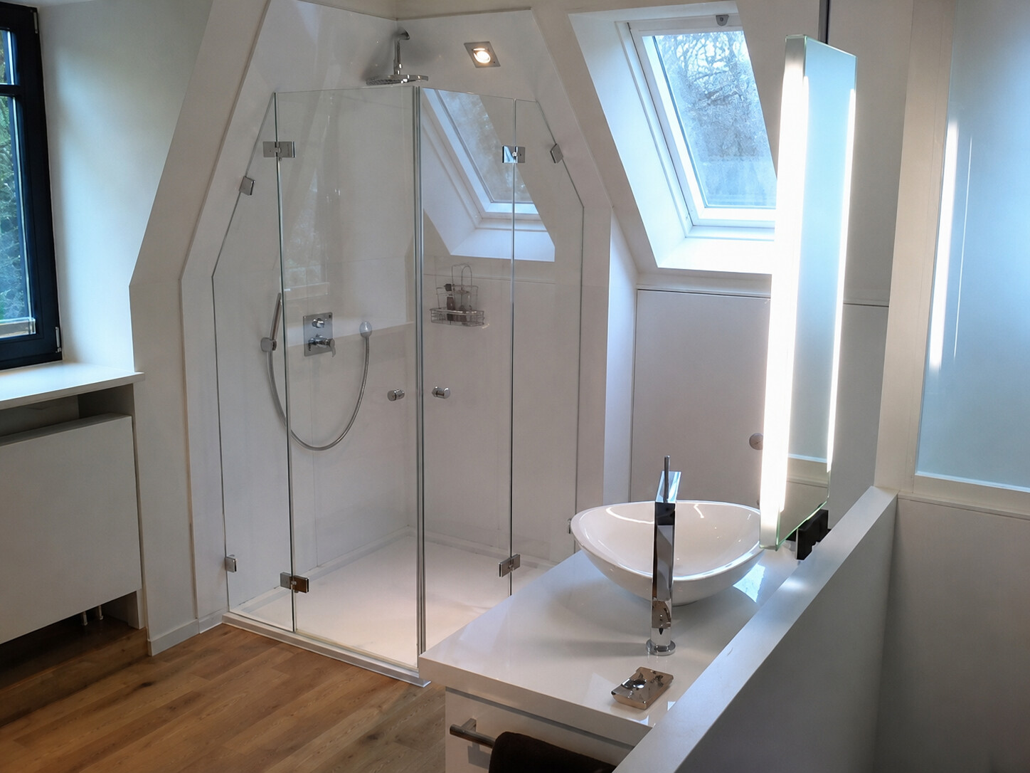 Helles Dachbad mit Glasdusche und modernem Waschtisch