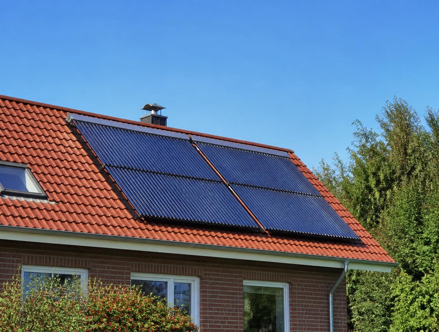 Solarkollektoren auf dem Ziegeldach eines Einfamilienhauses